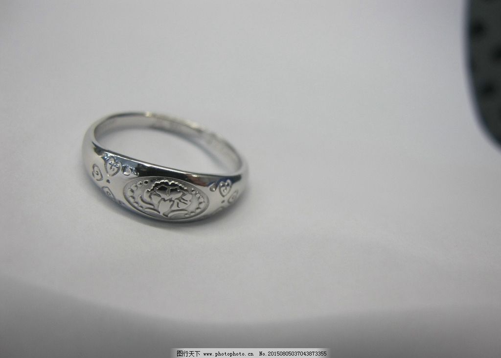这个戒指是银的么?