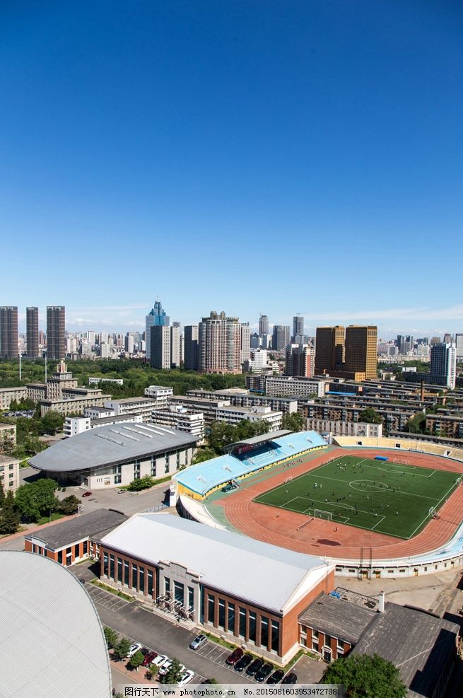 足球场 城市足球场 足球场地 足球场看台 足球场草坪 东北大学俯瞰 东北大学 俯瞰 沈阳 沈阳东北大学 东北大学上空 俯瞰东北大学 草坪 东北大学草坪 沈阳上空 城市 蓝天 天空草地 高楼 城市上空 沈阳天空 沈阳俯瞰 俯瞰沈阳 城市丛林 草地 风景 摄影 沈阳风景 沈阳摄影 城市摄影 室外园林建筑 摄影 建筑园林 园林建筑 300DPI JPG