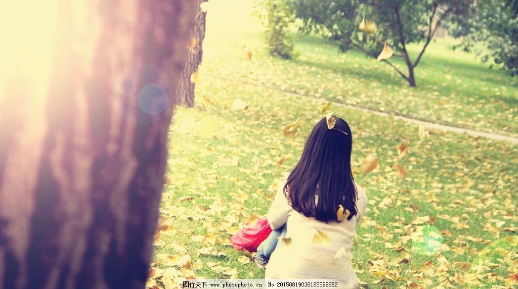 唯美背影 非主流 落叶 树叶 枯叶 叶子 树木 草地 草坪 青草 背影 唯美 清新 文艺 女生背影 背景 底纹 模板 底图 纹理 背景装饰 背景设计 背景素材 底纹设计 底纹素材 摄影 人物图库 日常生活 72DPI JPG