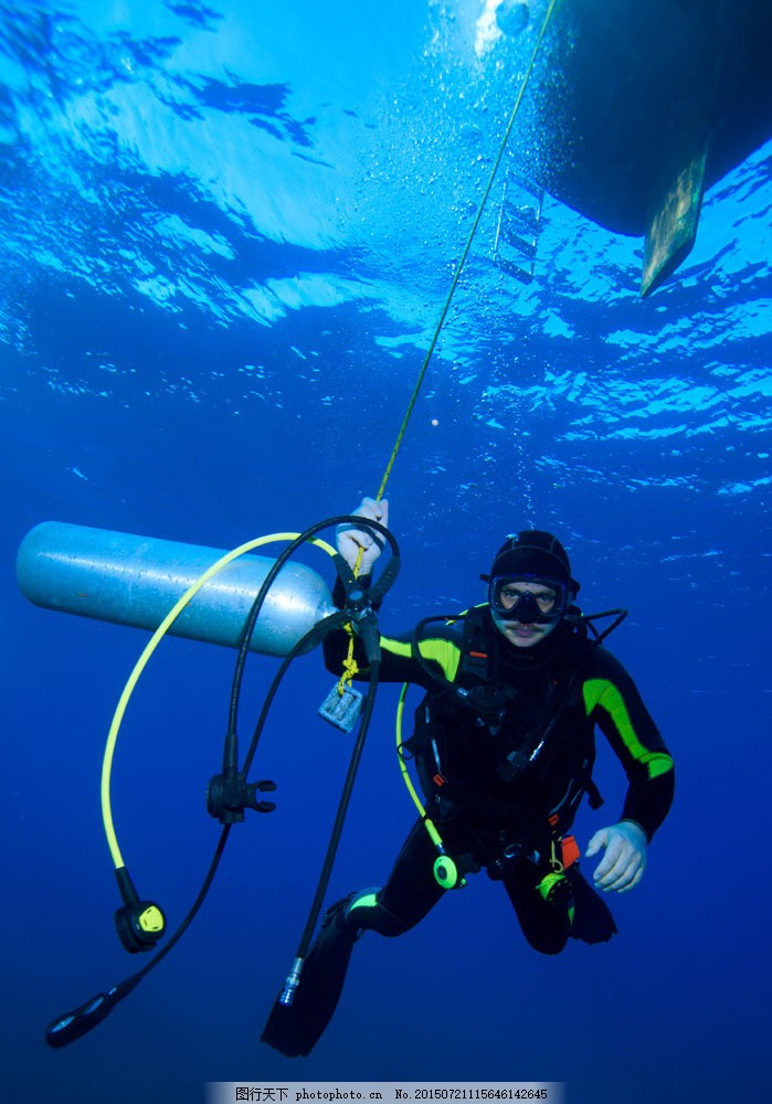 潜水员和氧气筒图片 人物 高清素材 图行天下素材网