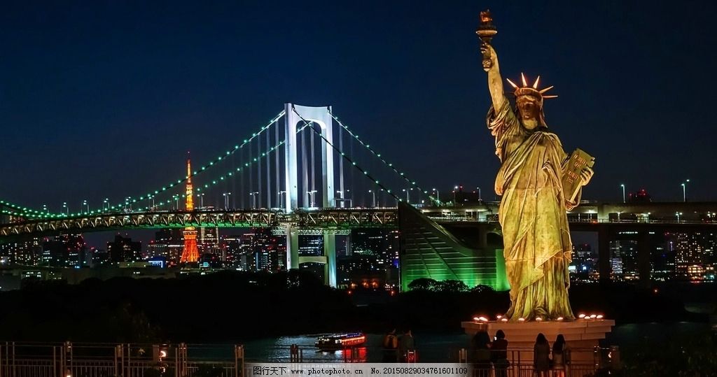 自由女神像在夜间图片